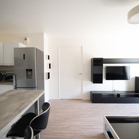 Appartements De 2 Ou 3 Chambres A 40 Minutes De Paris Courcouronnes Room photo